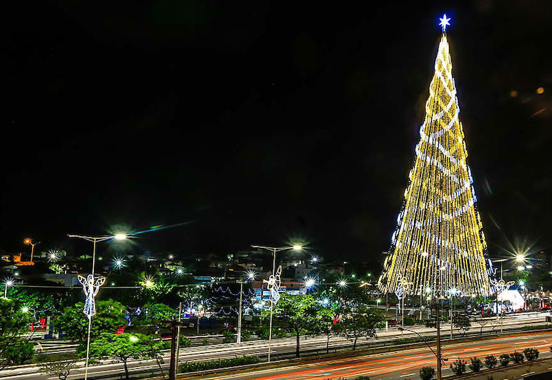 Árvore de Natal na avenida em Natal