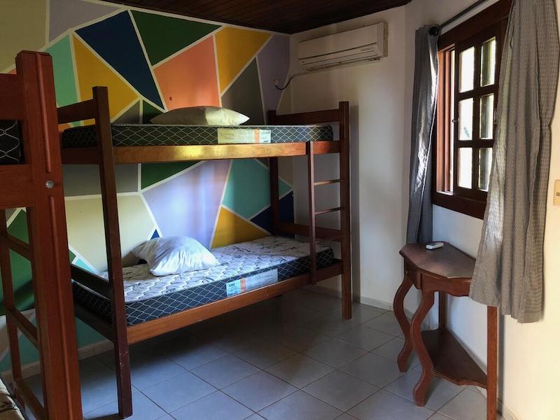 Quarto e cama no Galeria Hostel em Pipa