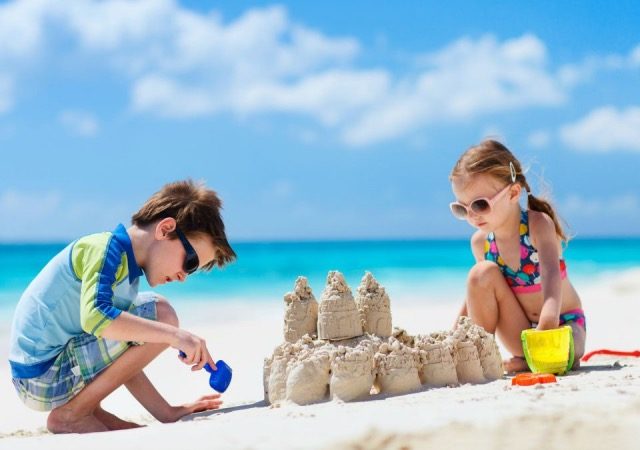 Crianças brincando na areia da praia
