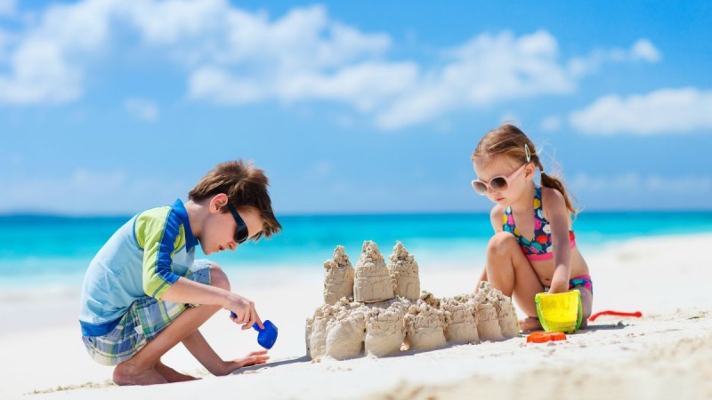 Crianças brincando na areia da praia