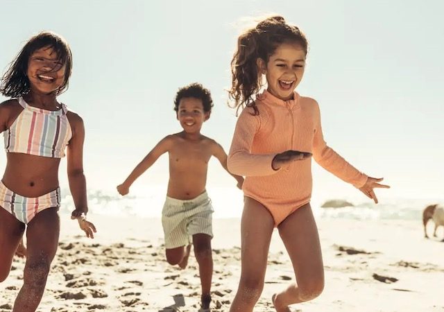 Crianças correndo na praia