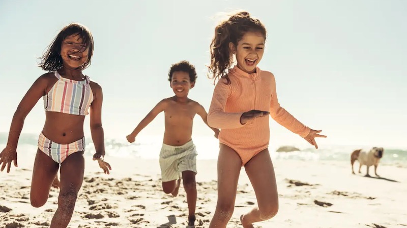 Crianças correndo na praia