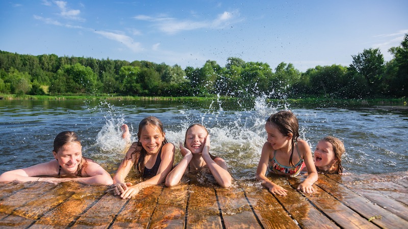 Crianças se divertindo em lago