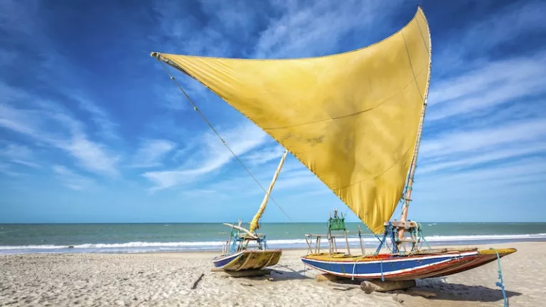 Barco na praia em Natal