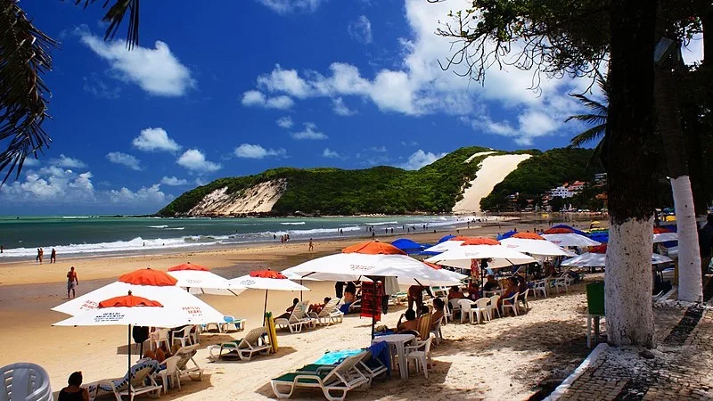 Pessoas na Praia de Ponta Negra em Natal